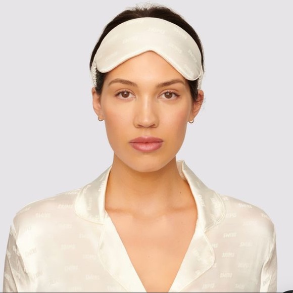 SKIMS Other - NWT SKIMS Jacquard Eye Mask White Marble new